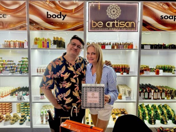 Nos réalisations cosmétiques marocains - Clients satisfaits découvrant produits Be Artisan